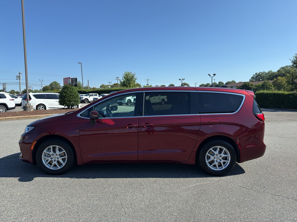 2023 Chrysler Pacifica Touring L photo 3
