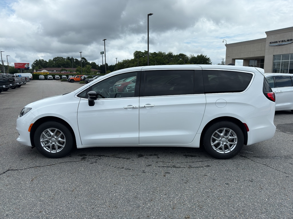 2026 Chrysler Voyager LX - Photo 3