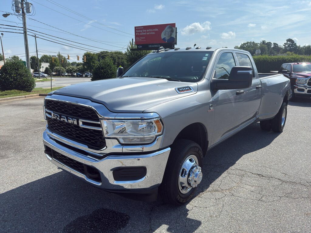 2024 Ram 3500 Tradesman photo 2