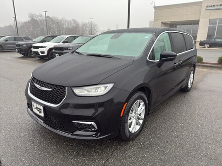 2026 Chrysler Pacifica SELECT Passenger Van