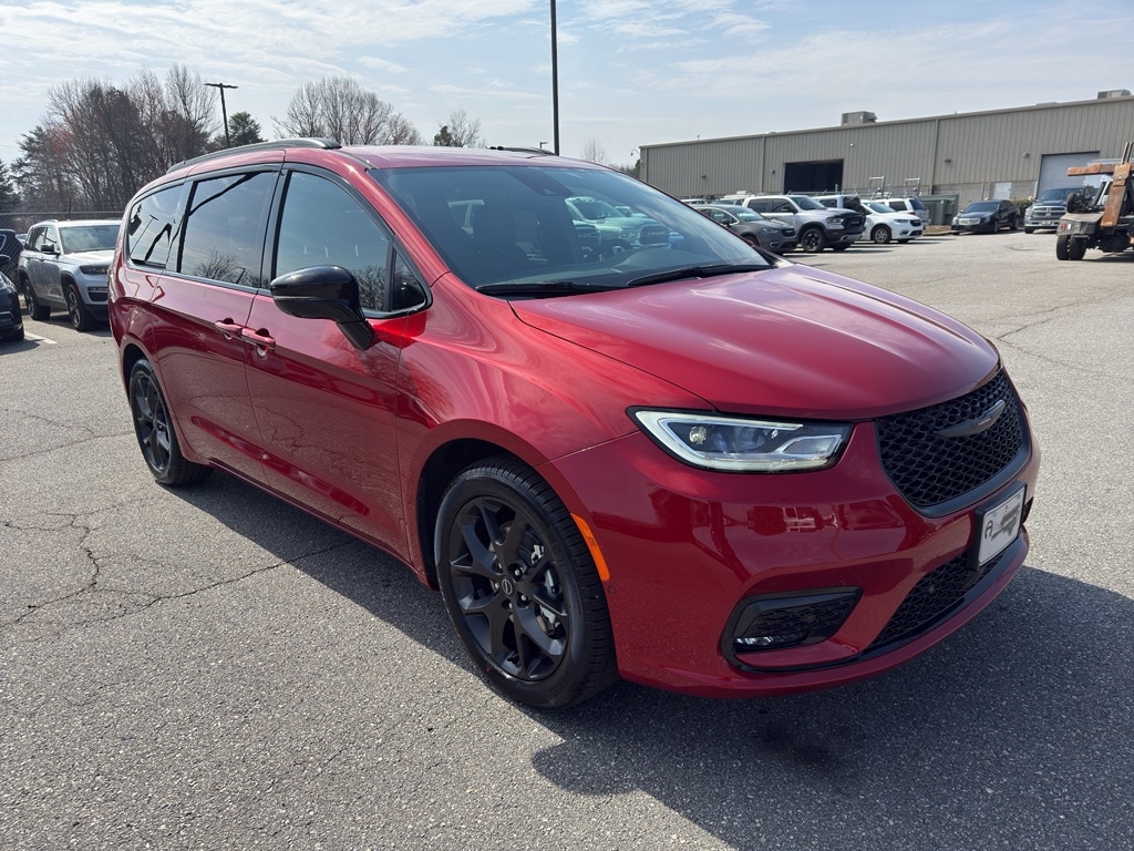 2026 Chrysler Pacifica Select's photo