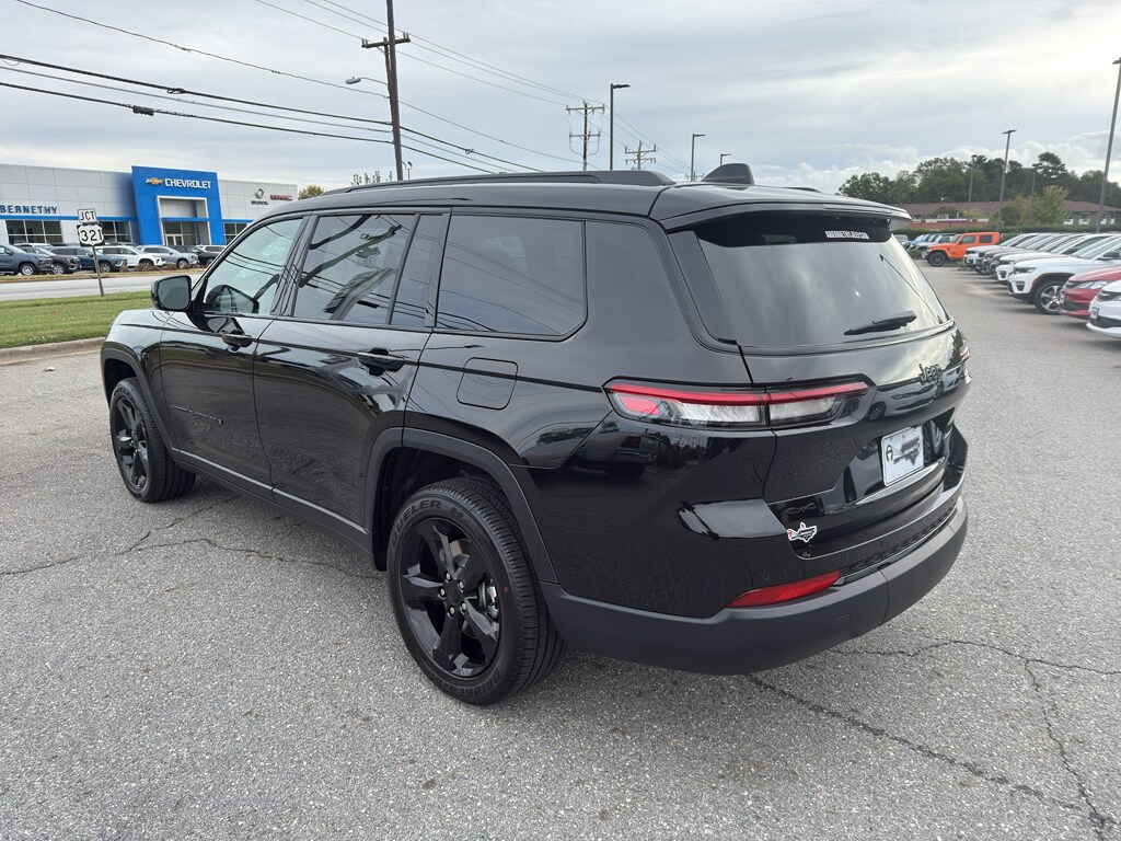 2025 Jeep Grand Cherokee Altitude photo 4