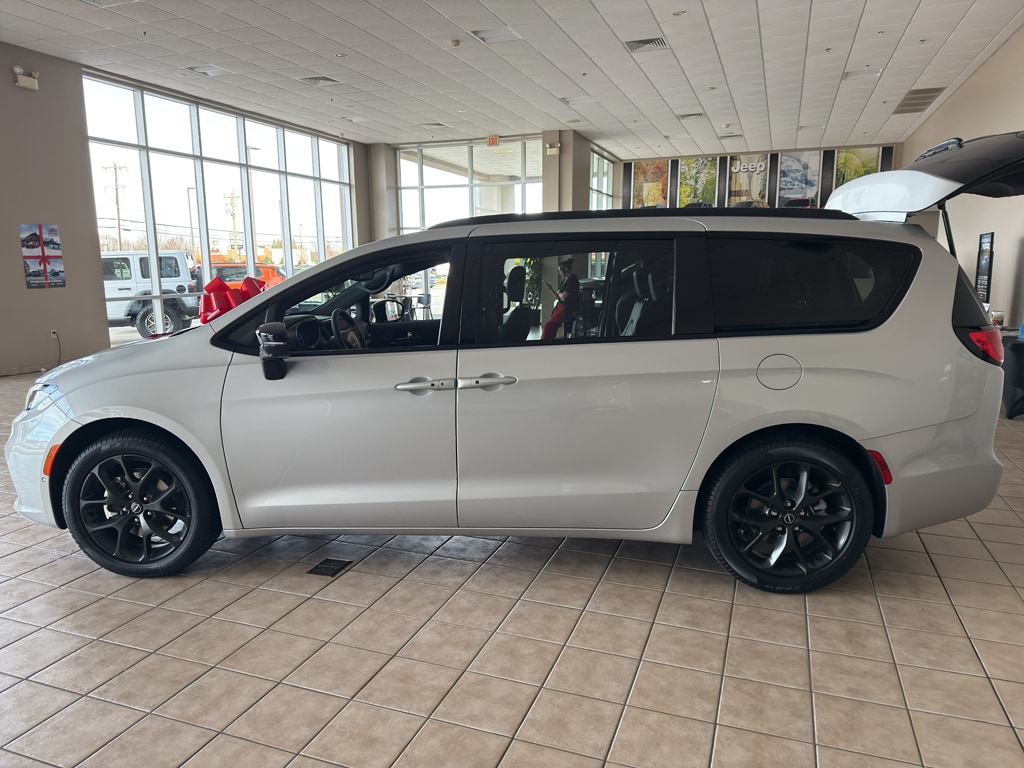 New 2026 Chrysler Pacifica SELECT Passenger Van