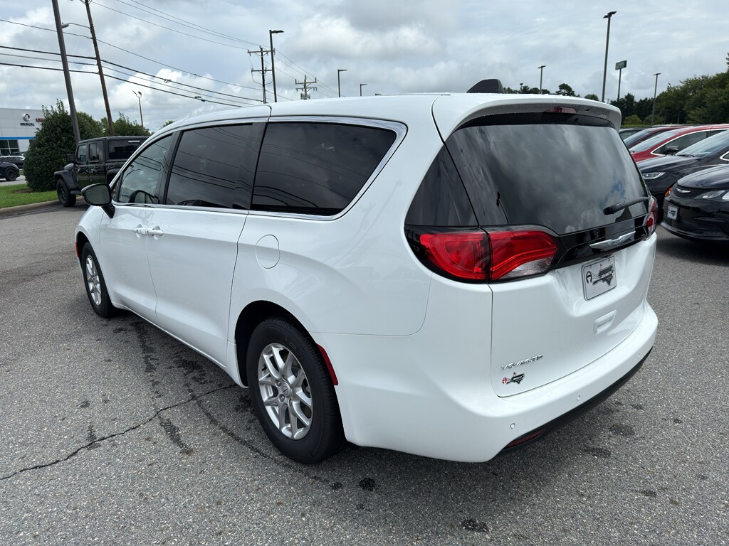 2026 Chrysler Voyager LX photo 4