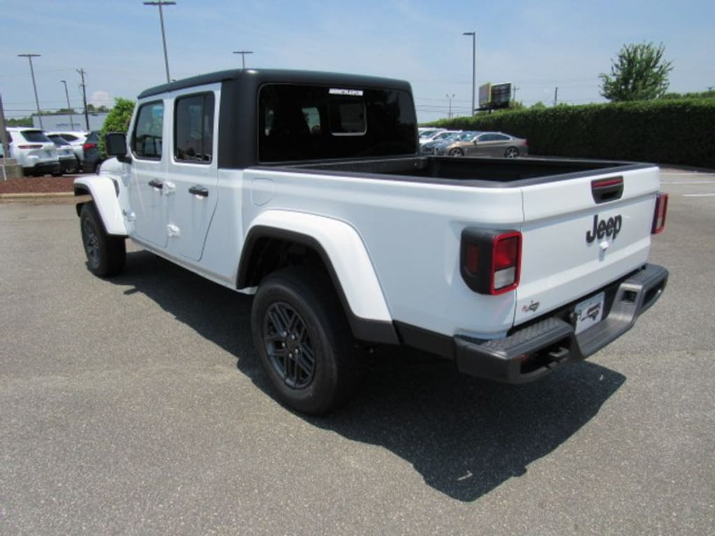 New 2025 Jeep Gladiator SPORT S 4X4 Pickup