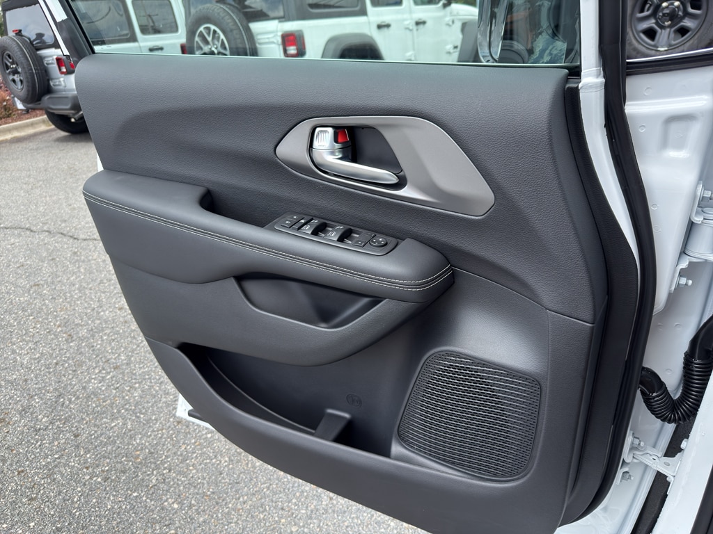 2026 Chrysler Voyager LX - Photo 8
