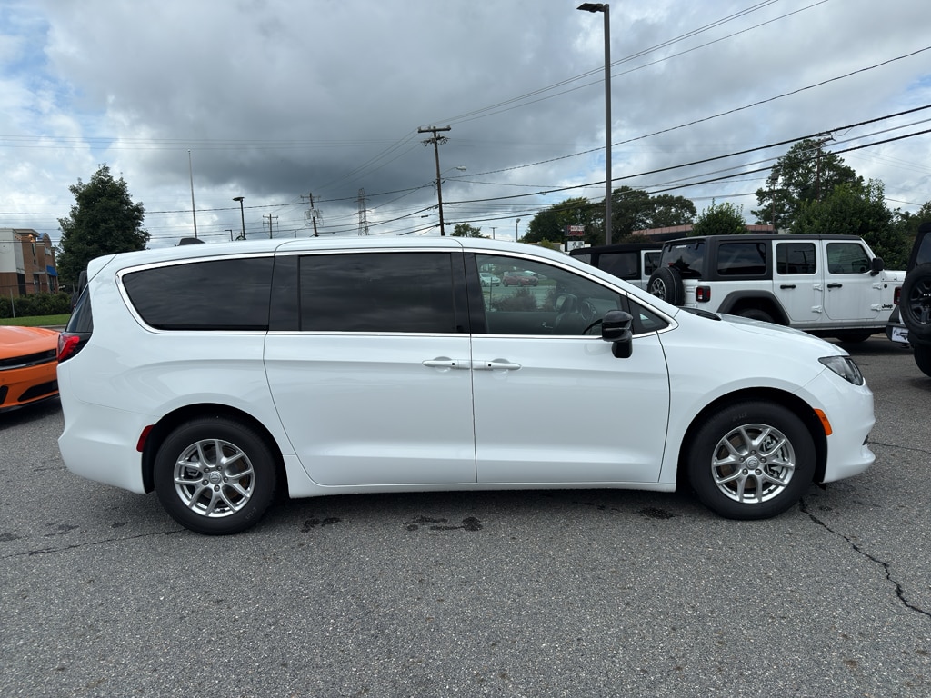 2026 Chrysler Voyager LX - Photo 6