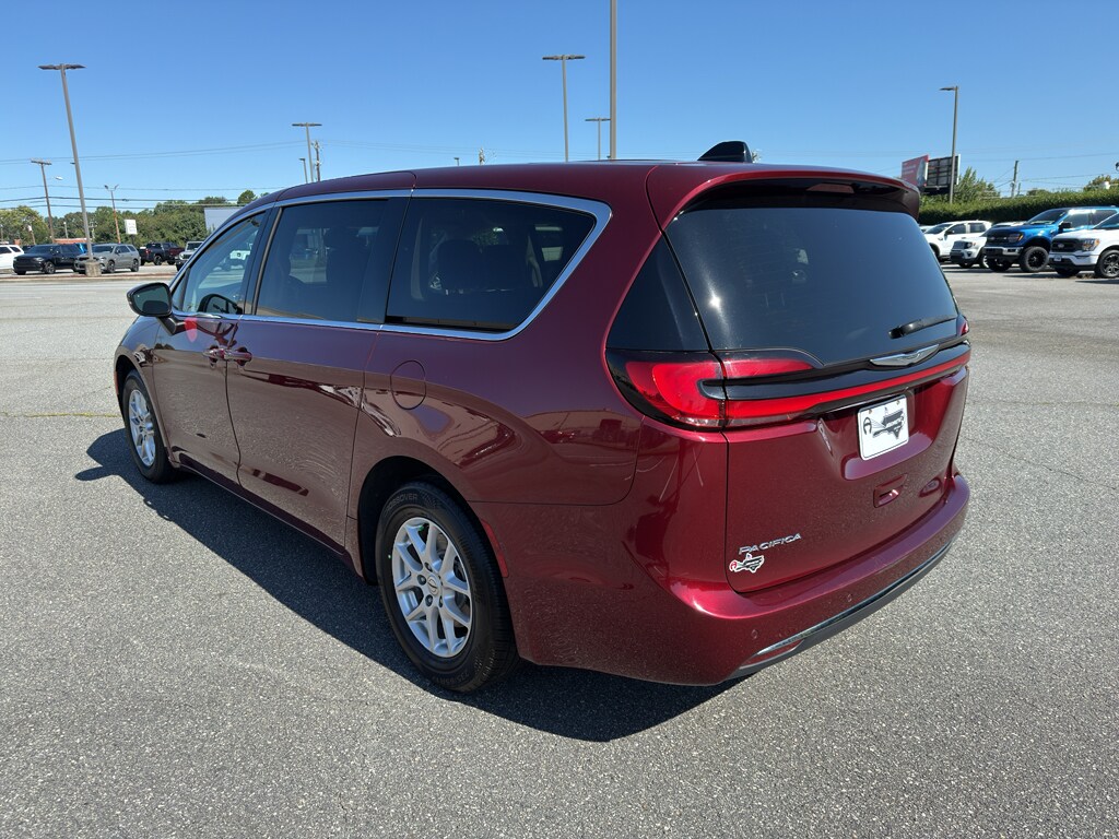 2023 Chrysler Pacifica Touring L photo 4