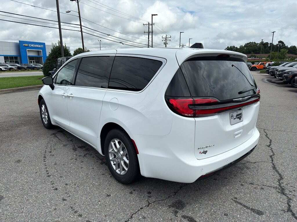 2026 Chrysler Pacifica photo 4