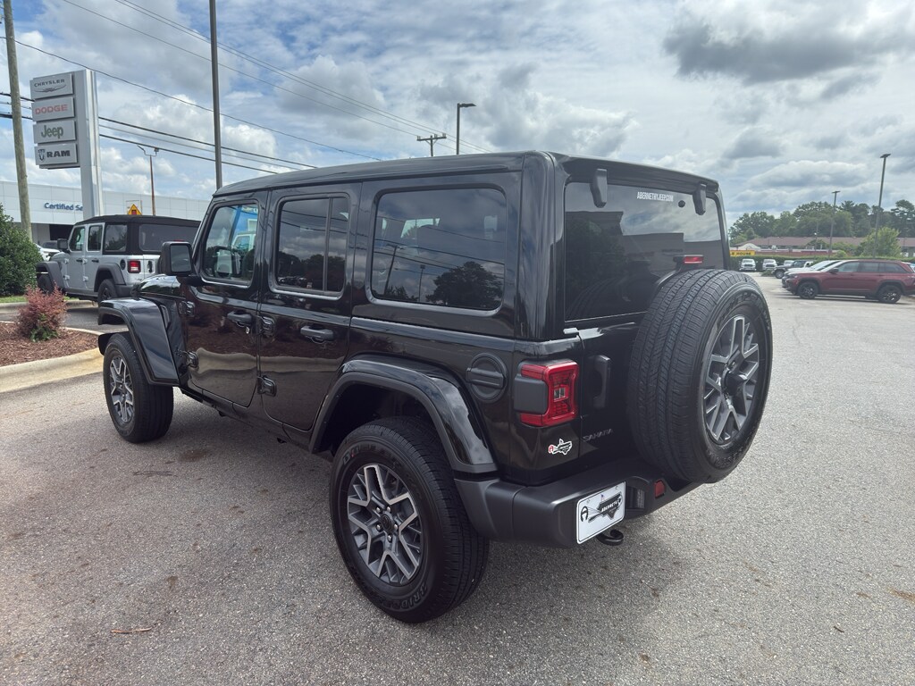 2025 Jeep Wrangler Sahara photo 4