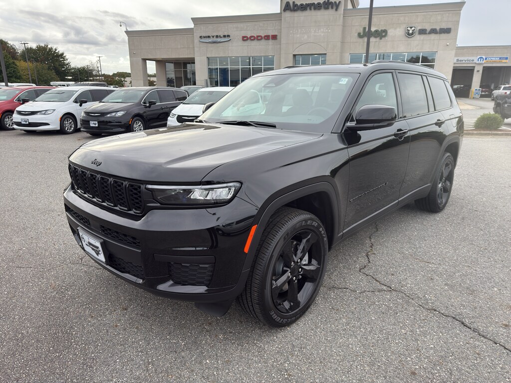 2025 Jeep Grand Cherokee Altitude photo 2