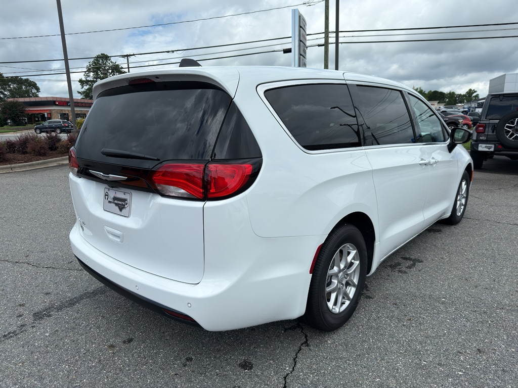 2026 Chrysler Voyager LX - Photo 5