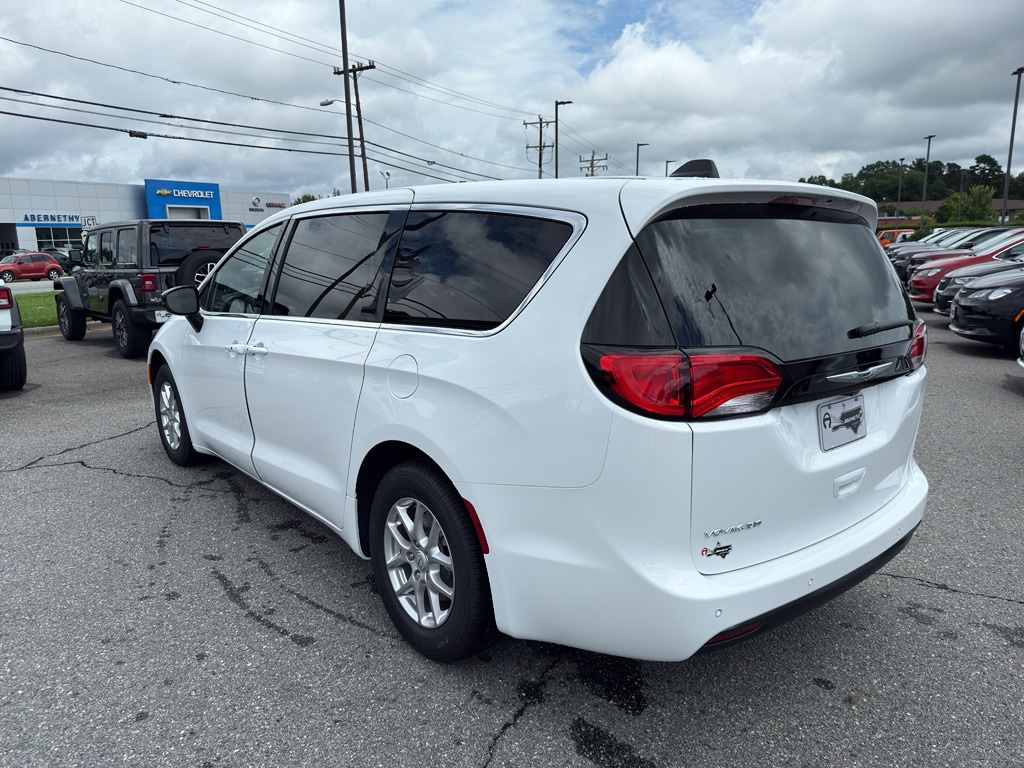 2026 Chrysler Voyager LX - Photo 4
