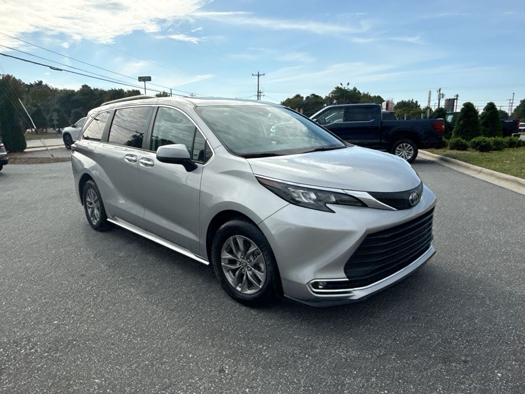 2024 Toyota Sienna XLE photo 2