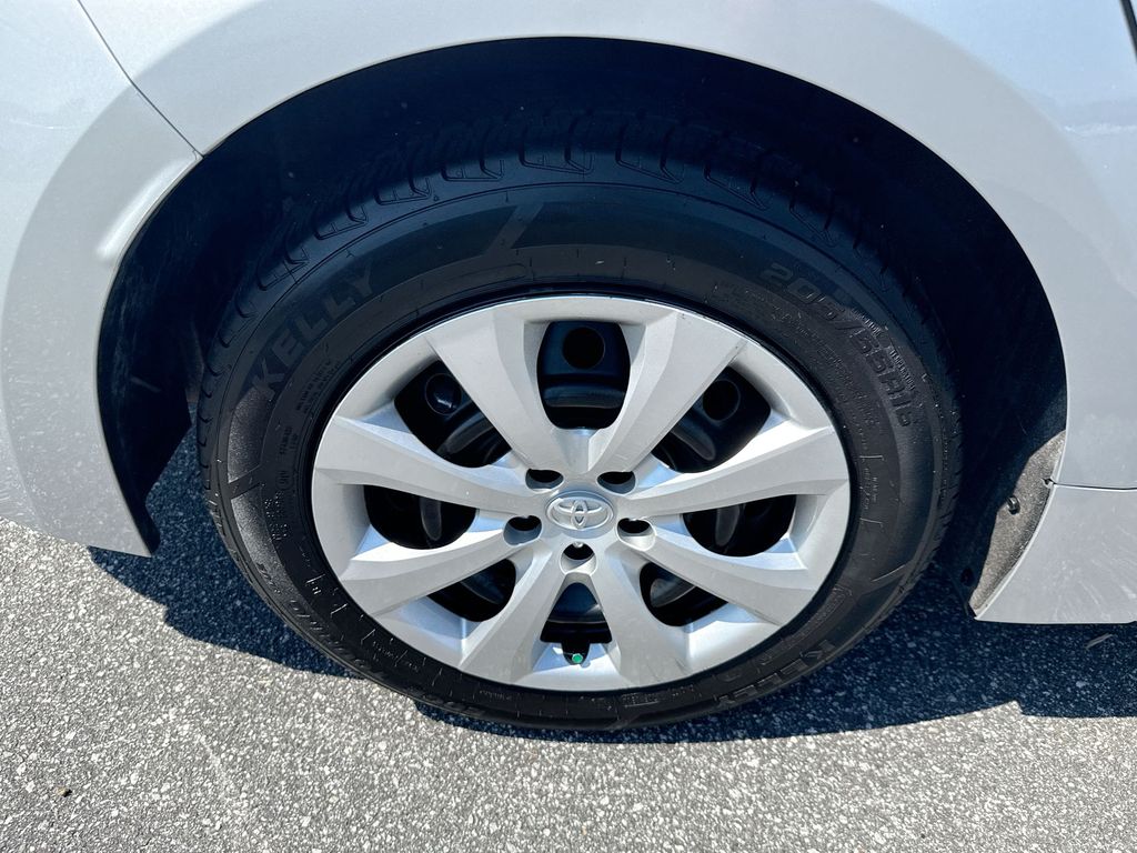 2024 Toyota Corolla LE - Photo 19