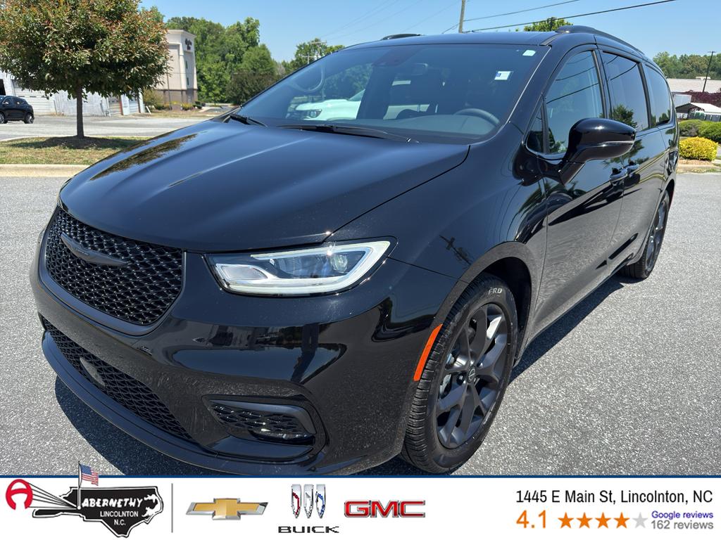 2026 Chrysler Pacifica Select's photo
