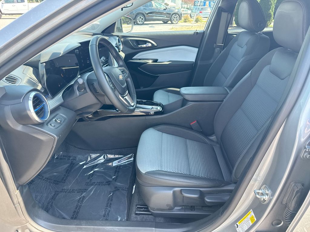 2025 Chevrolet Trax LT - Photo 21