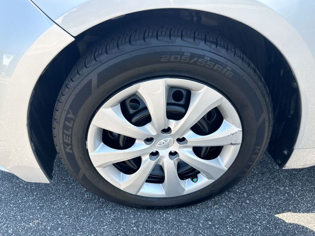 2024 Toyota Corolla LE - Photo 31