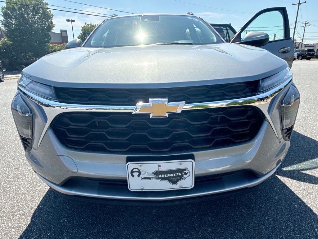2025 Chevrolet Trax LT - Photo 28