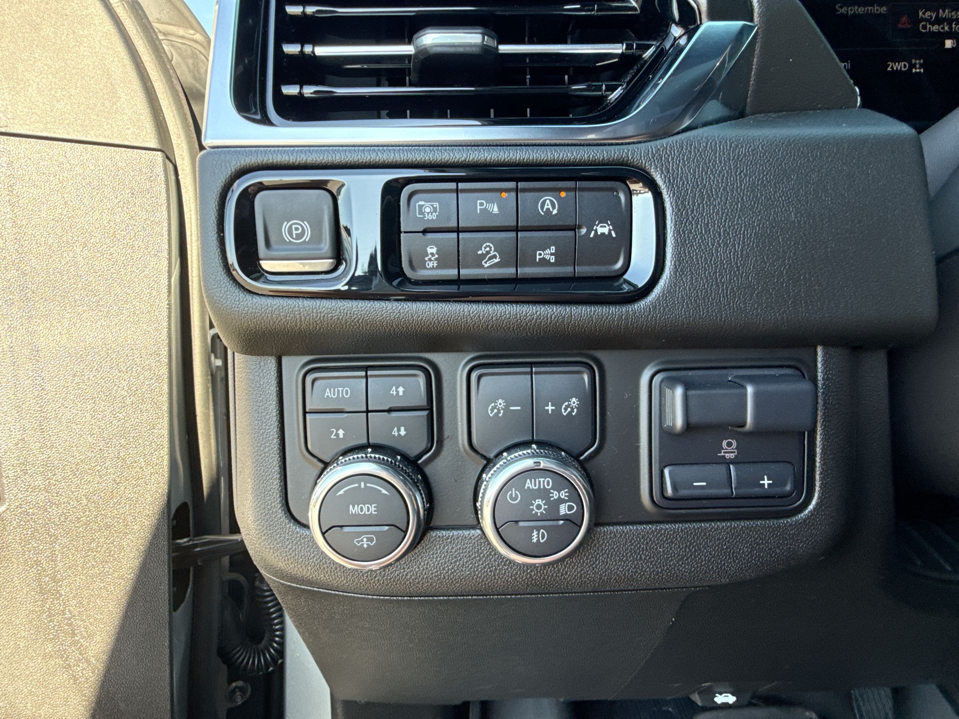2025 GMC Yukon XL Denali - Photo 16