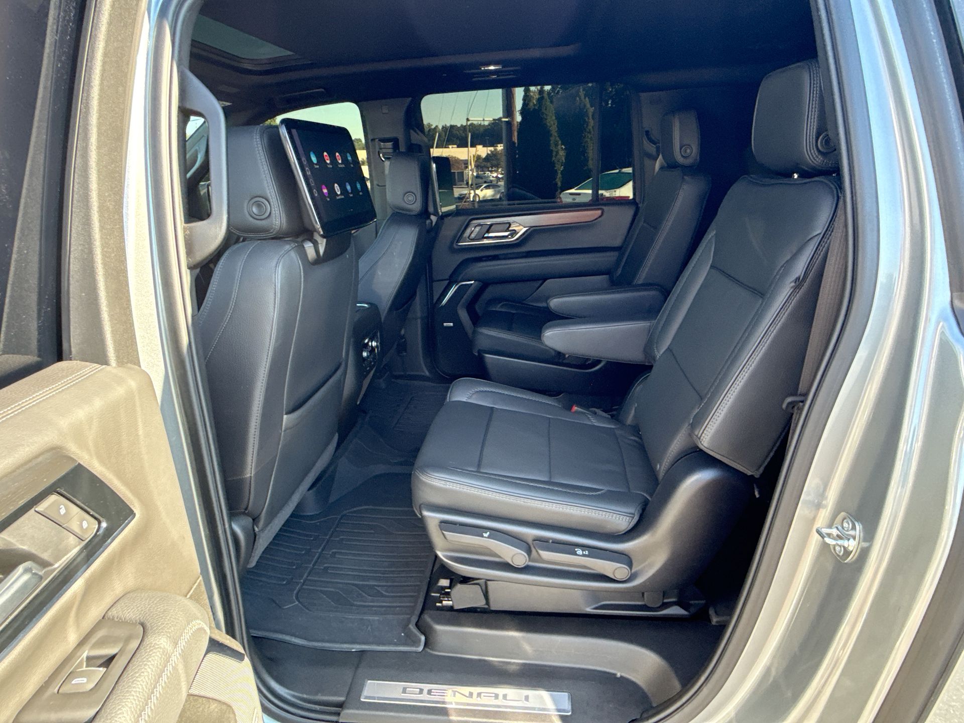 2025 GMC Yukon XL Denali - Photo 24