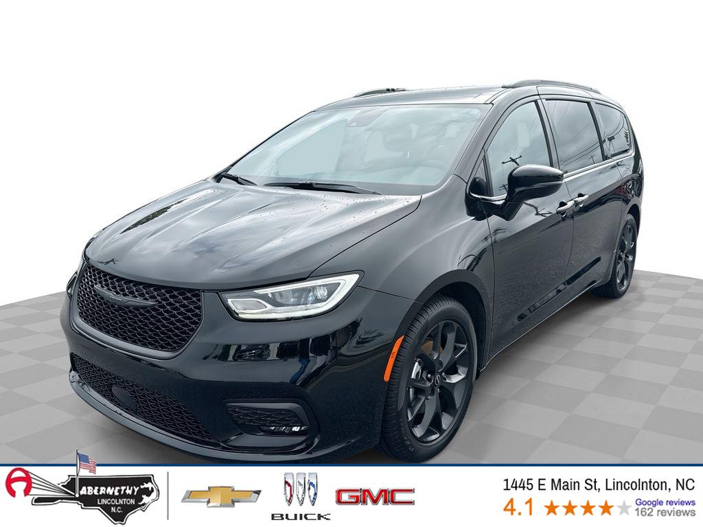2026 Chrysler Pacifica Select's photo