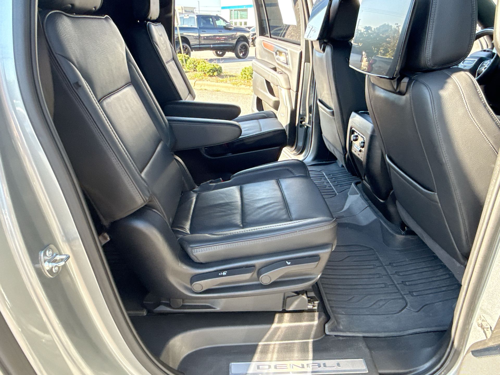 2025 GMC Yukon XL Denali - Photo 30