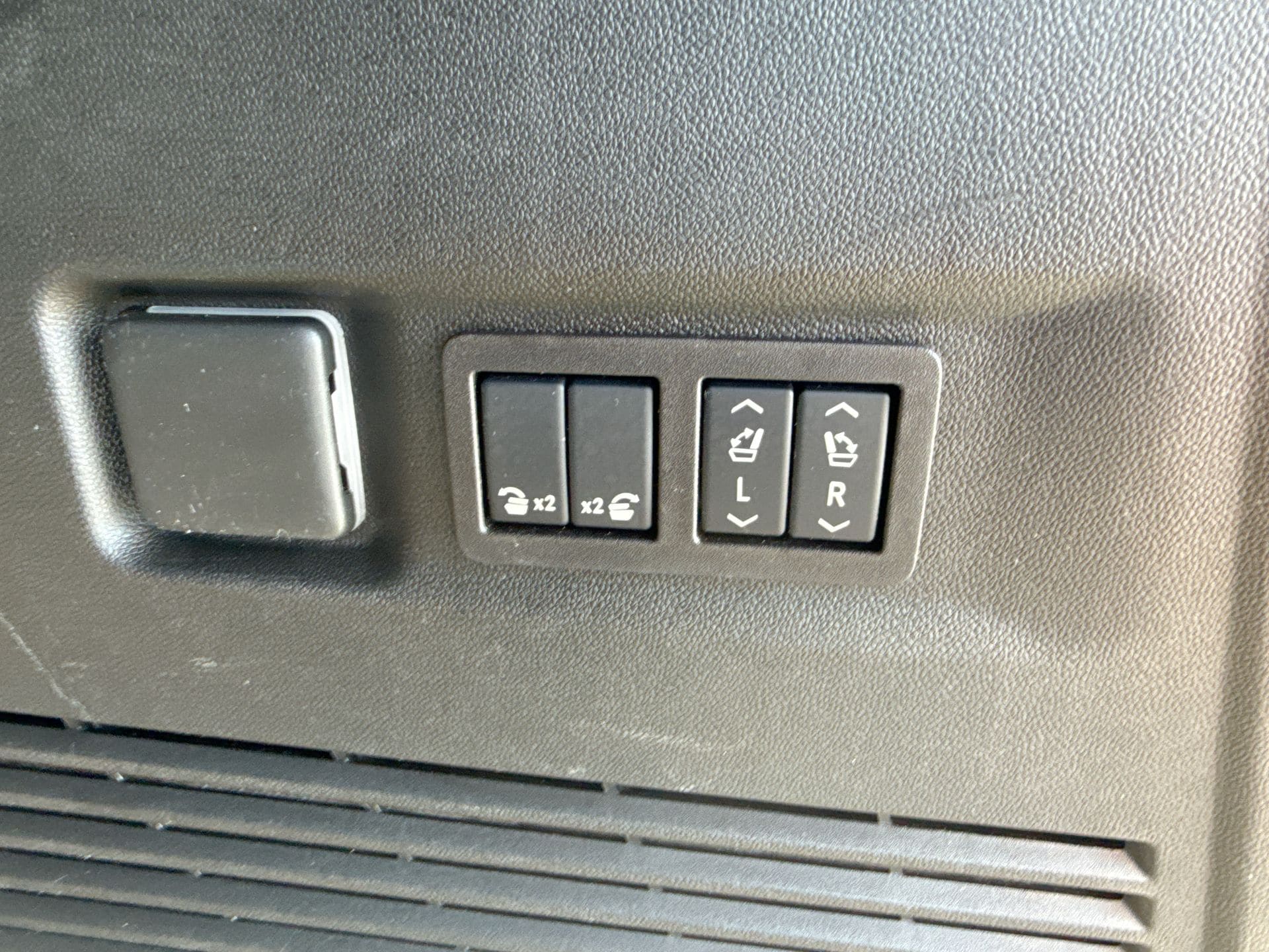 2025 GMC Yukon XL Denali - Photo 27