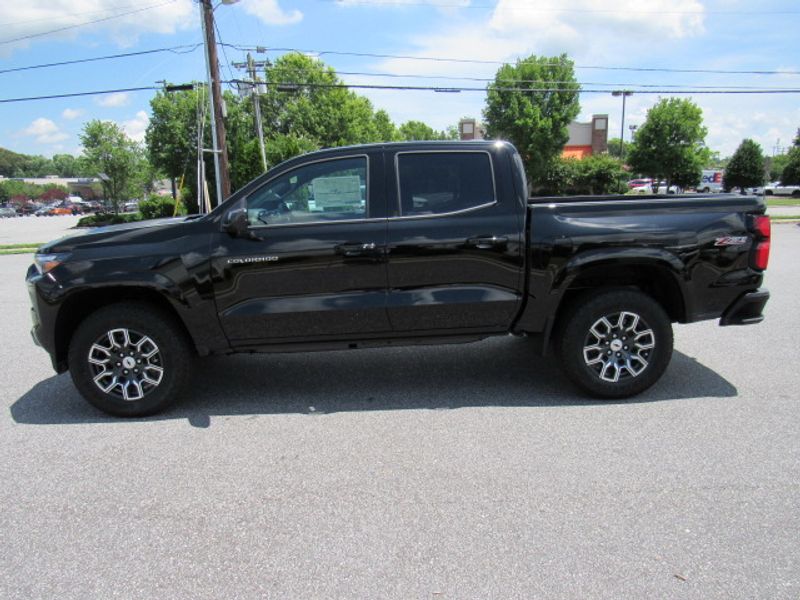 2025 Chevrolet Colorado Z71 photo 2