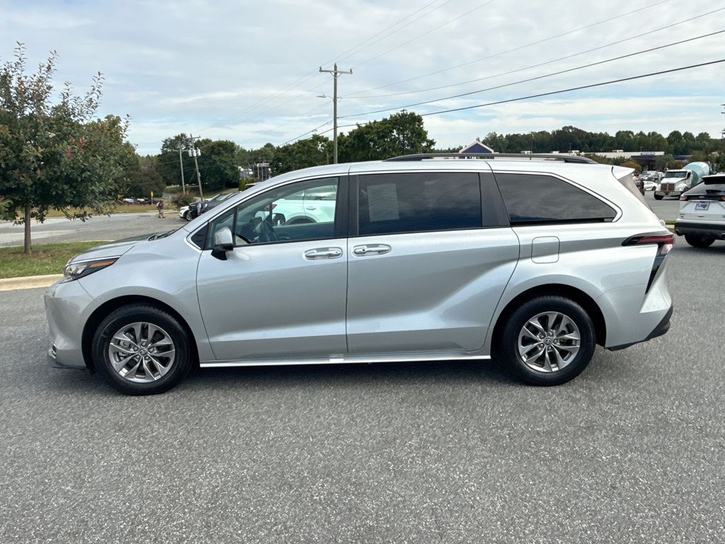 2024 Toyota Sienna XLE photo 4