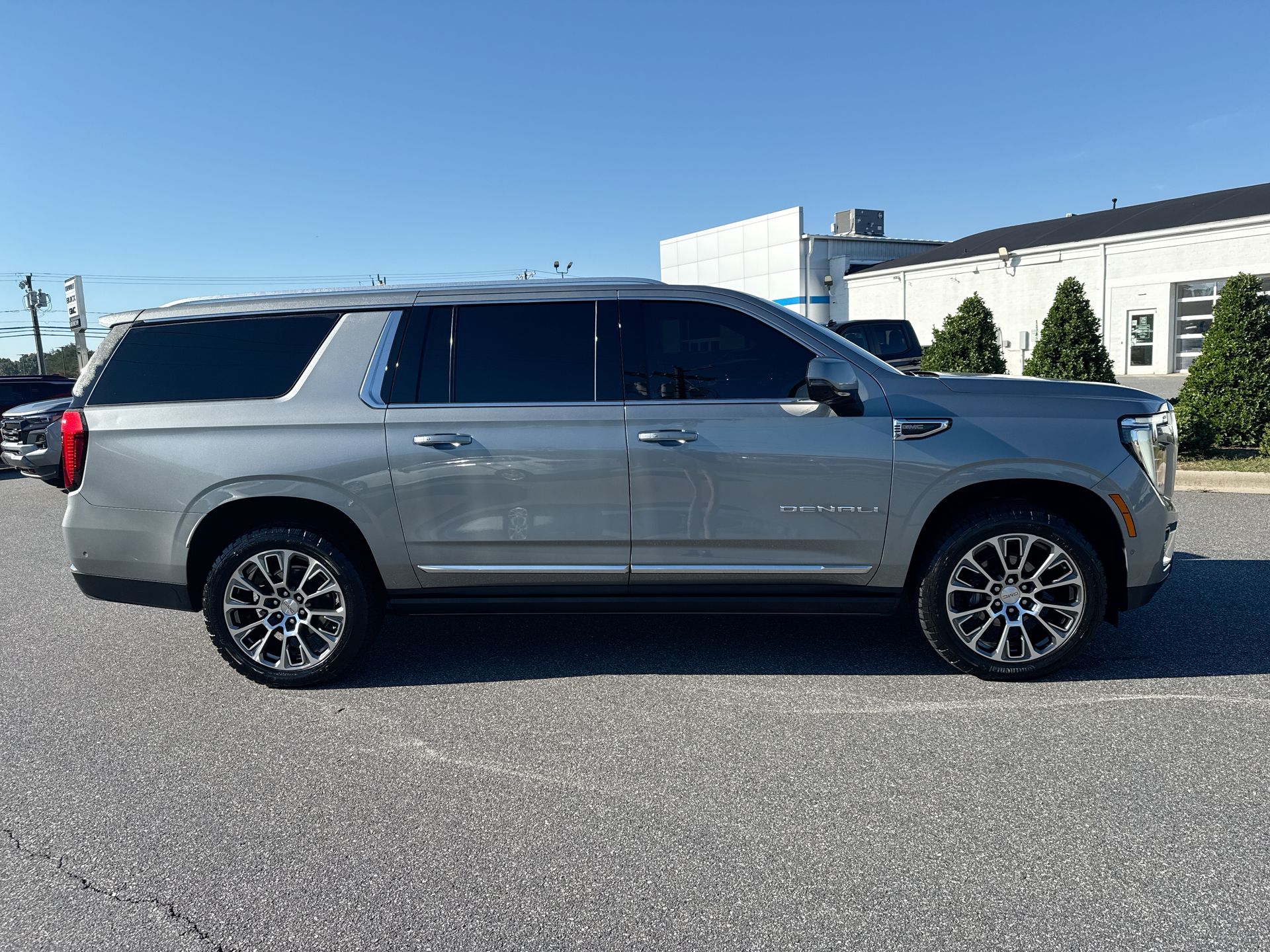 2025 GMC Yukon XL Denali - Photo 7