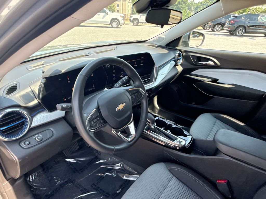 2025 Chevrolet Trax LT - Photo 29
