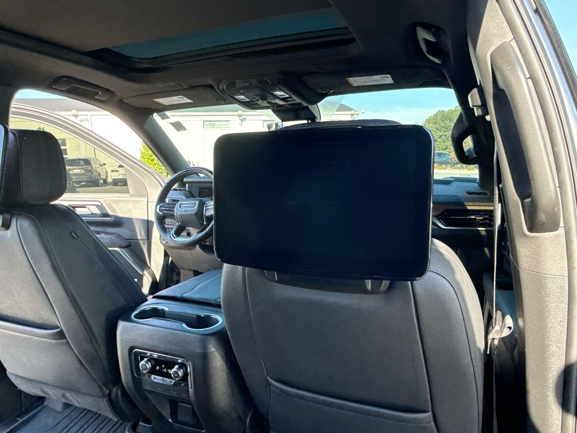 2025 GMC Yukon XL Denali - Photo 31