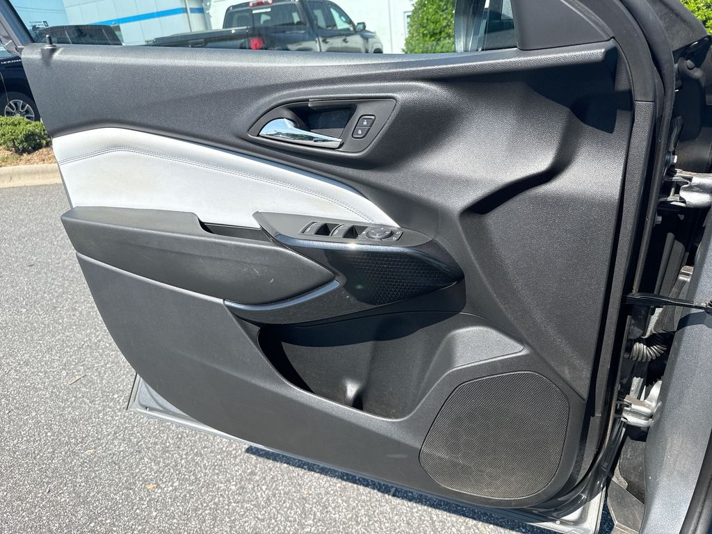 2025 Chevrolet Trax LT - Photo 18
