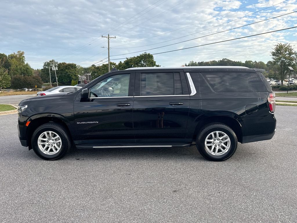 2024 Chevrolet Suburban LT photo 3