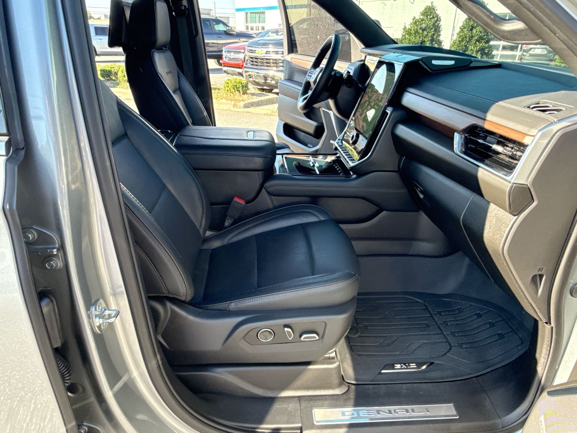 2025 GMC Yukon XL Denali - Photo 29
