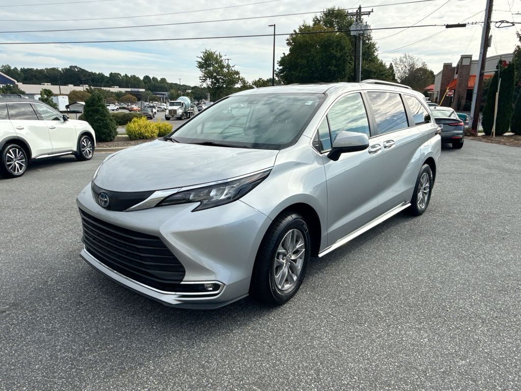2024 Toyota Sienna XLE photo 3