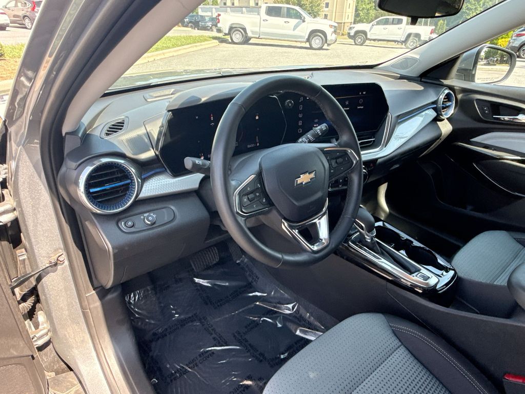 2025 Chevrolet Trax LT - Photo 34