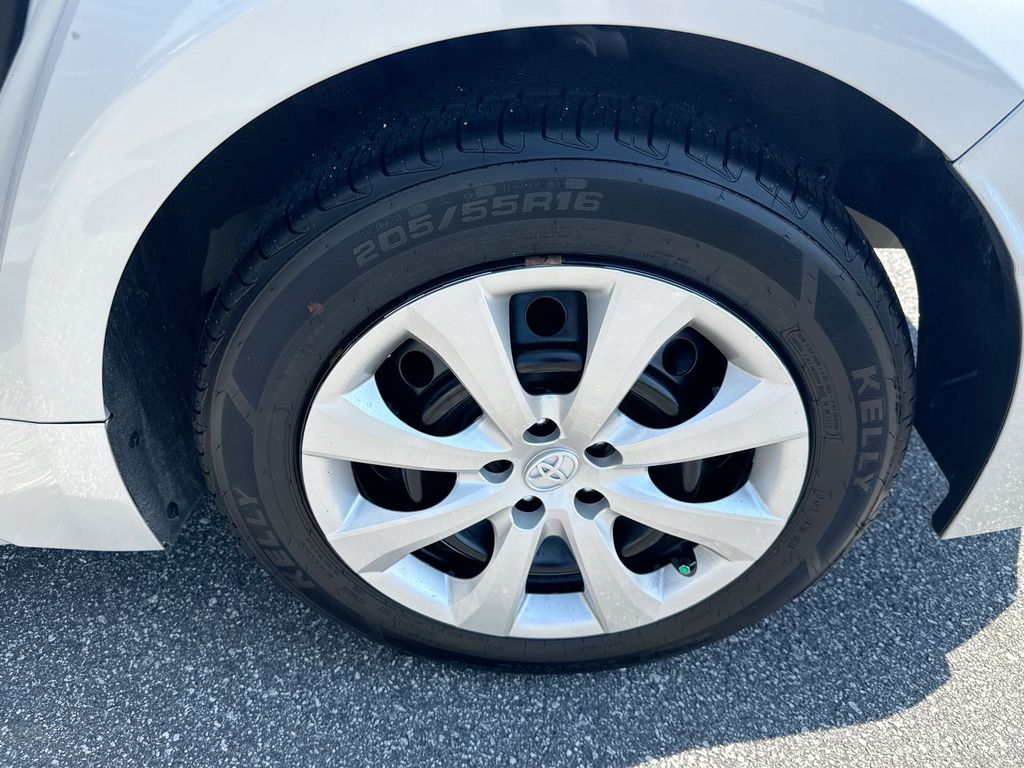2024 Toyota Corolla LE - Photo 32