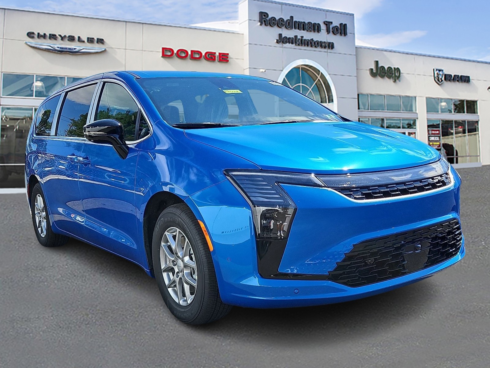 2027 Chrysler Pacifica Select's photo