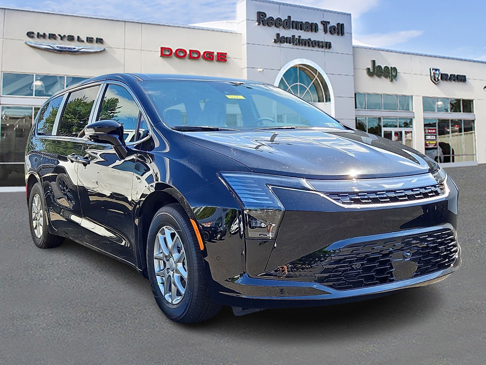 2027 Chrysler Pacifica Select's photo