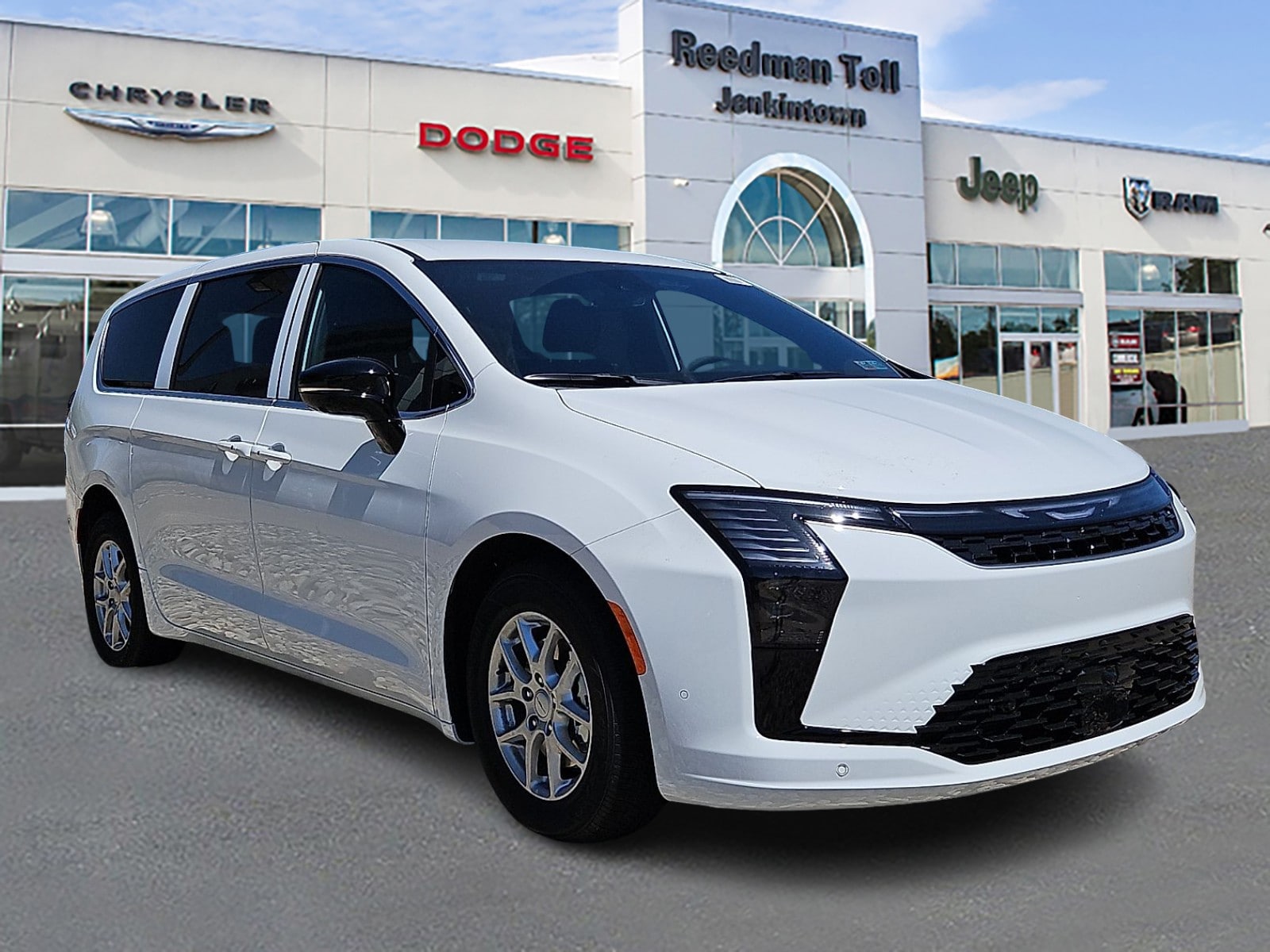 2027 Chrysler Pacifica Select's photo