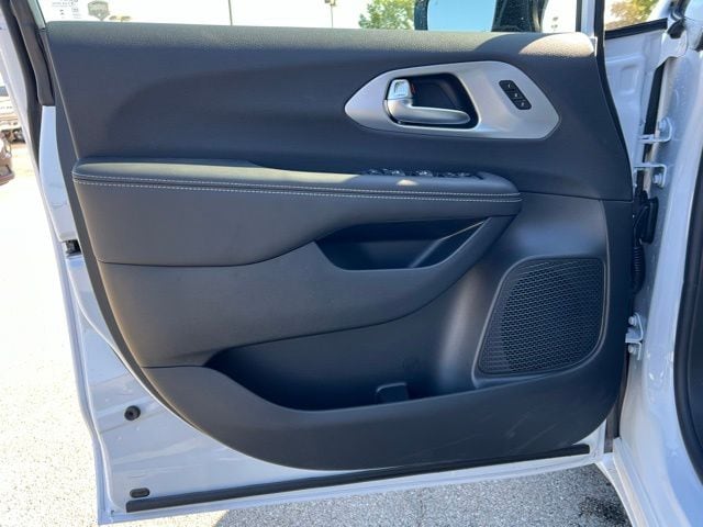 2026 Chrysler Pacifica Limited - Photo 10
