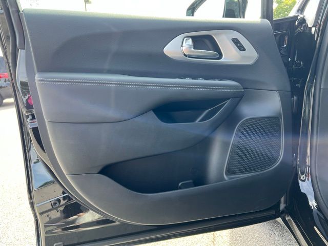 2025 Chrysler Pacifica Limited - Photo 10
