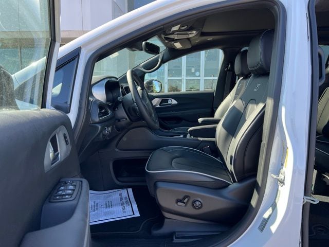 2026 Chrysler Pacifica Limited - Photo 9