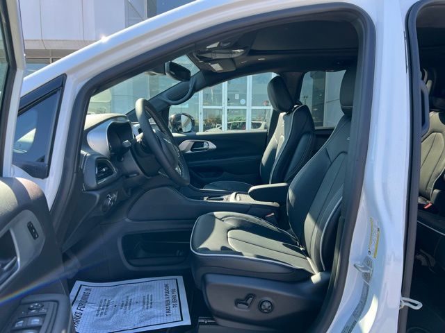 2026 Chrysler Pacifica Limited - Photo 9