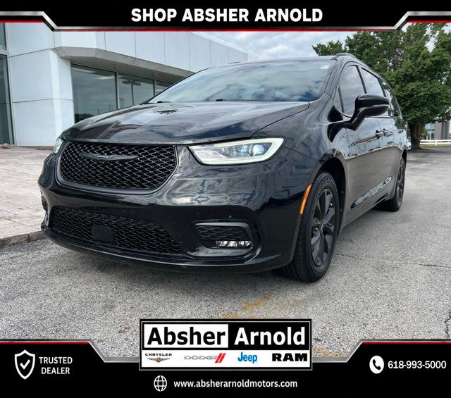 2021 Chrysler Pacifica Touring's photo
