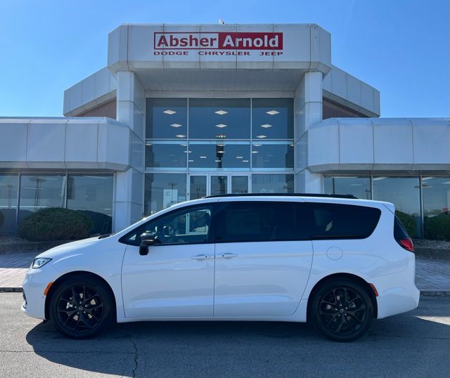 2026 Chrysler Pacifica Limited - Photo 3