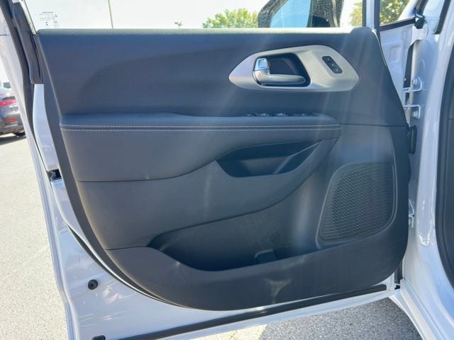 2026 Chrysler Pacifica Limited - Photo 10