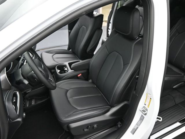 2025 Chrysler Pacifica Select - Photo 11